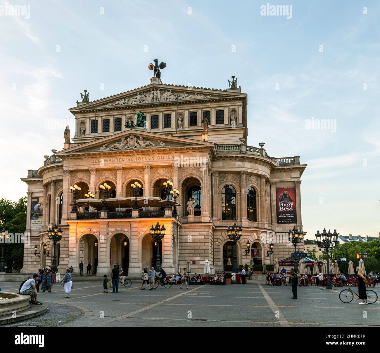 Alte Oper por la noche en Frankfurt Foto de stock