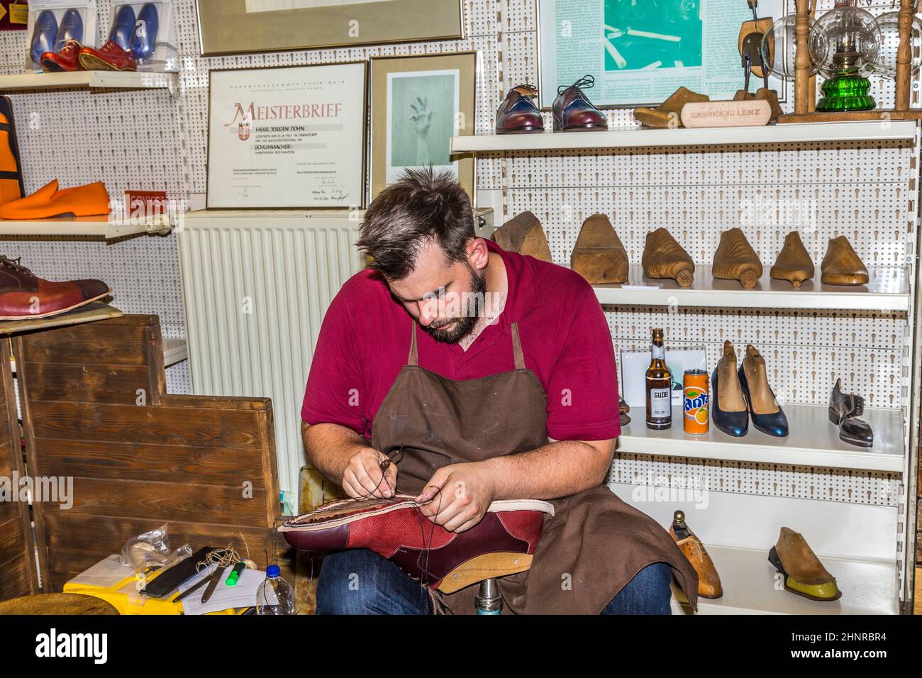 El zapatero abre su tienda en la fiesta anual de Bahnhofsviertel para mostrar su artesanía Foto de stock