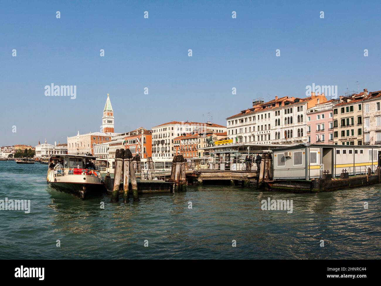 Campanile di San Marco torre en la Plaza de San Marcos y el muelle de ferry de San Marco en Venecia Foto de stock
