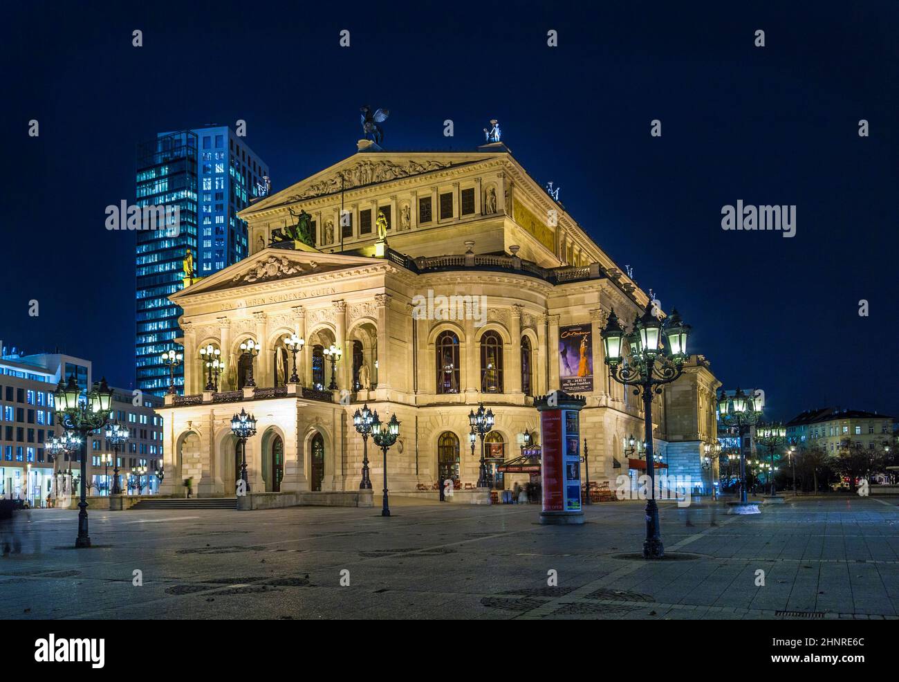 alte Oper por la noche en Frankfurt Foto de stock