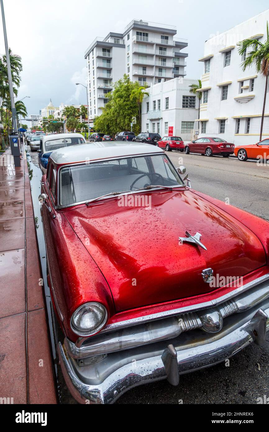 El distrito Art Deco de Miami y un coche ford clásico Foto de stock