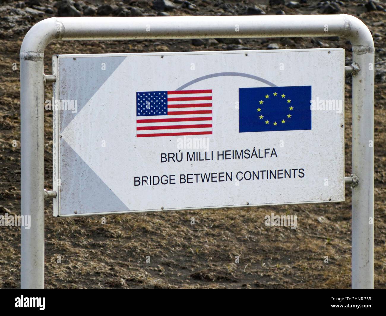 Signo de Puente entre Continentes en Álfagjá rift que conecta dos continentes en la península de Reykjanes, Islandia Foto de stock
