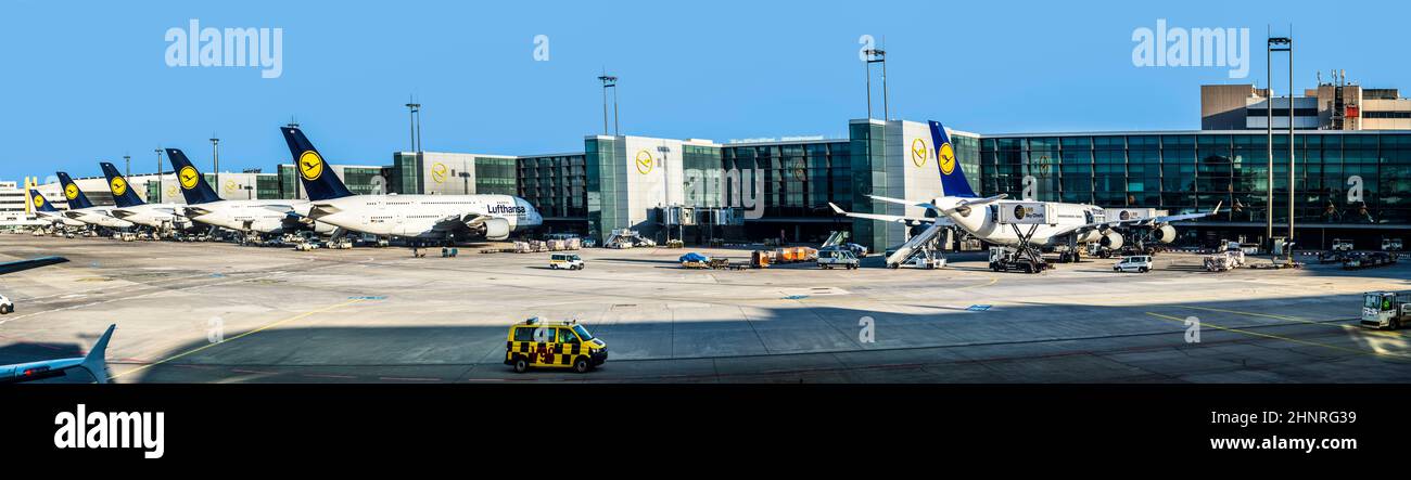 Terminal 1 con avión de pasajeros Lufthansa Foto de stock