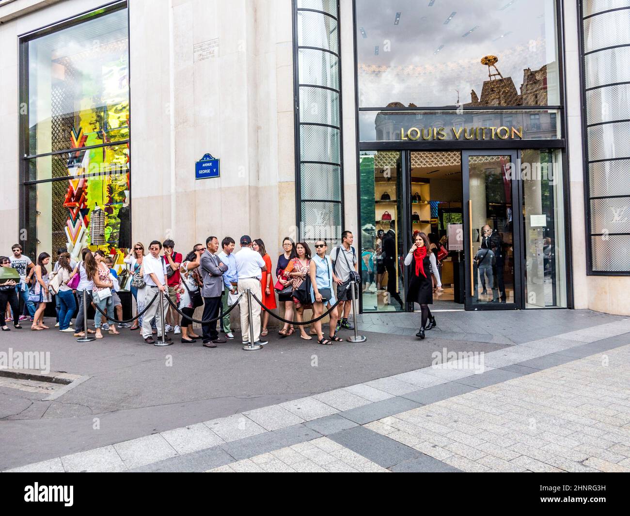 Paris France 31 De Janeiro De 2023. Exterior De Uma Loja De Vuitton E  Mergulhadores Em Champselysee. Foto de Stock Editorial - Imagem de curso,  carro: 269532558