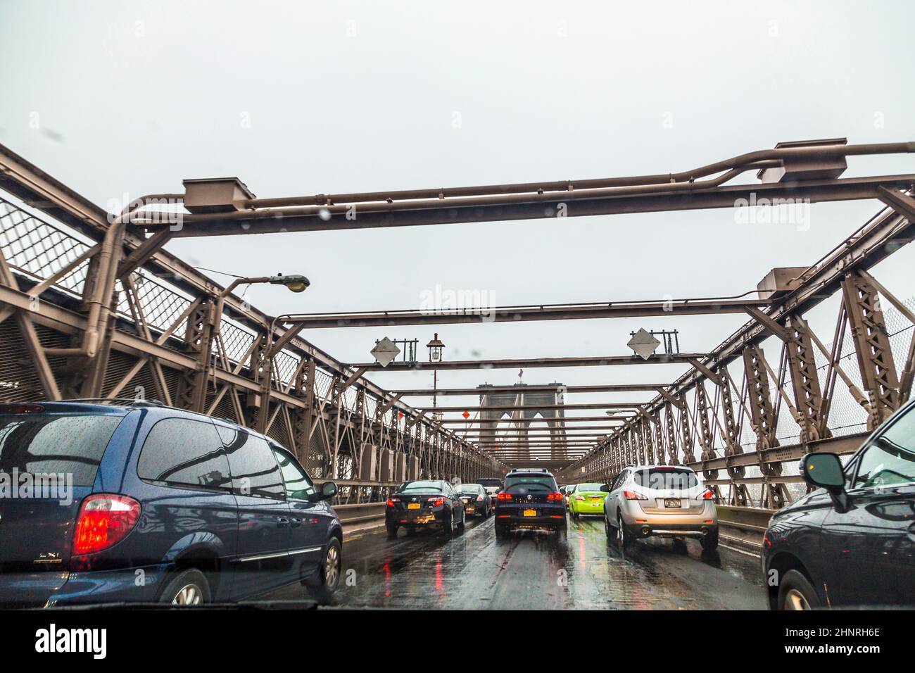 Usando el puente Brooklin para cruzar el río en dirección Brooklyn en coche Foto de stock