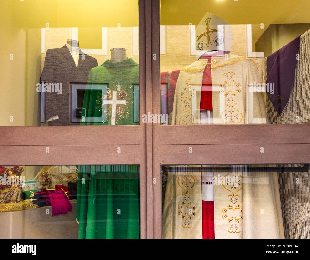 Vestiduras litúrgicas en una ventana de la tienda en el Vaticano Foto de stock