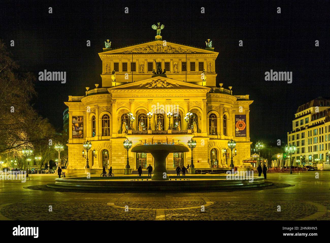 Edificios iluminados y horizonte por la noche durante Luminale en Frankfurt Foto de stock