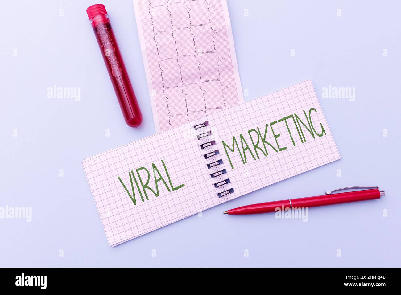 Inspiración mostrando signo de marketing viral. Concepto de negocio por el cual el consumidor animó a compartir información a través de Internet Reading Graph y escribir Notas médicas importantes Análisis de resultados de la prueba Foto de stock