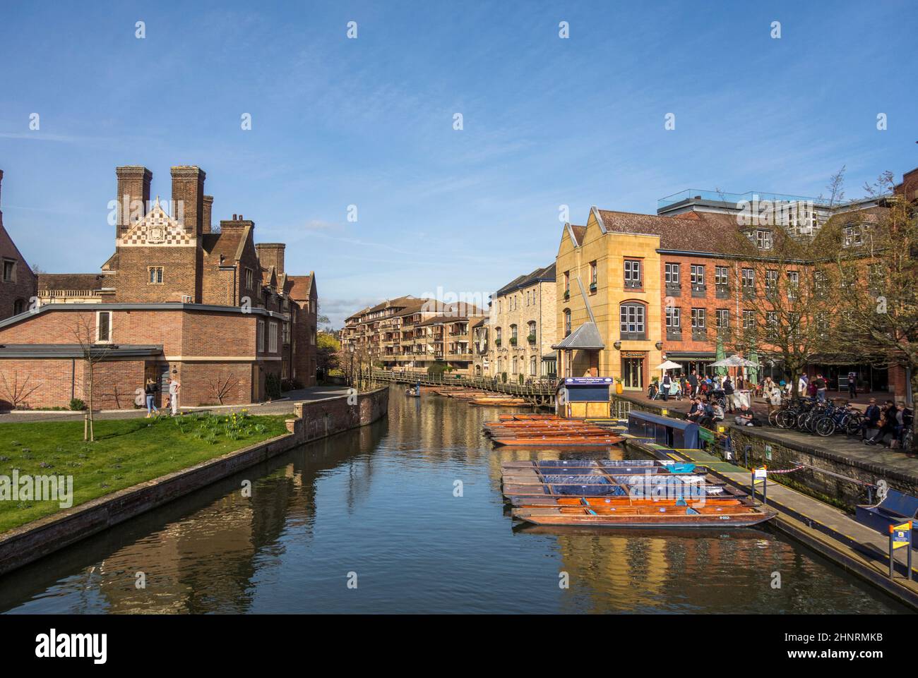 Gente disfrutando de un día soleado de primavera, golpeando en el río Cam en Cambridge Foto de stock