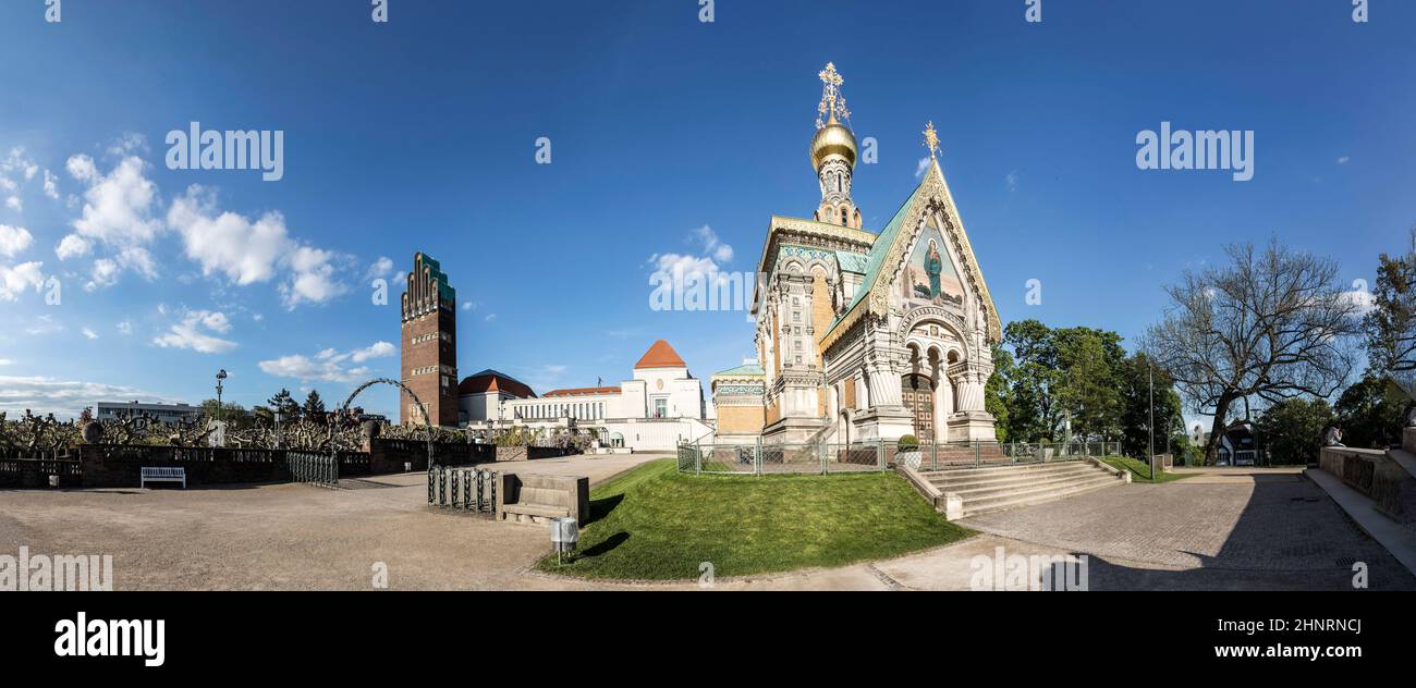 Famosos edificios art nouveau y la iglesia ortodoxa en el Mathildenhoehe en Darmstadt Foto de stock