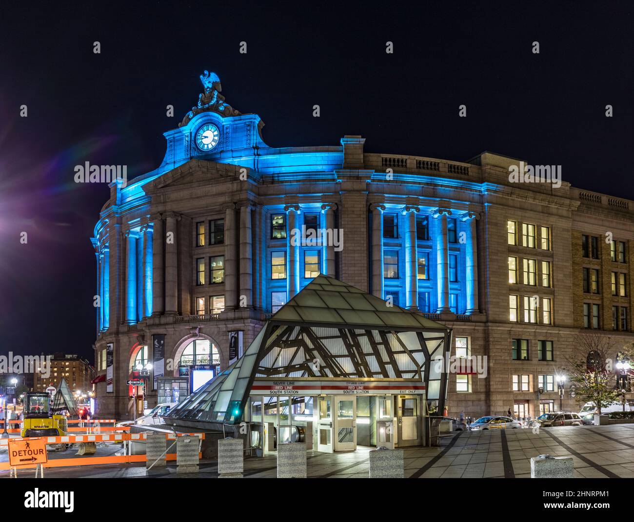 Antigua estación de tren sur iluminada con tráfico en Boston por la noche Foto de stock