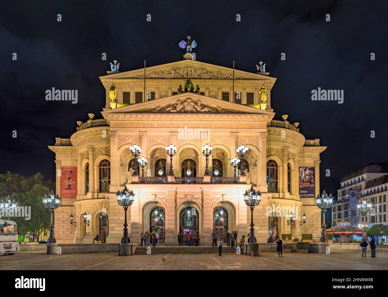 Alte Oper por la noche en Frankfurt, Alemania Foto de stock