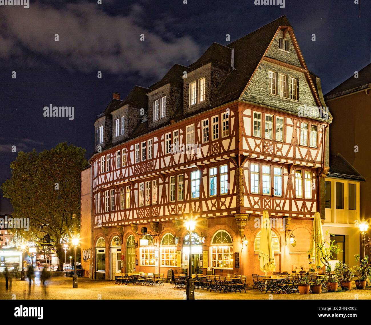 Antiguo edificio medieval en la plaza Romerberg. Está hecho en estilo de edad media en Altstadt - un centro histórico de la ciudad Foto de stock