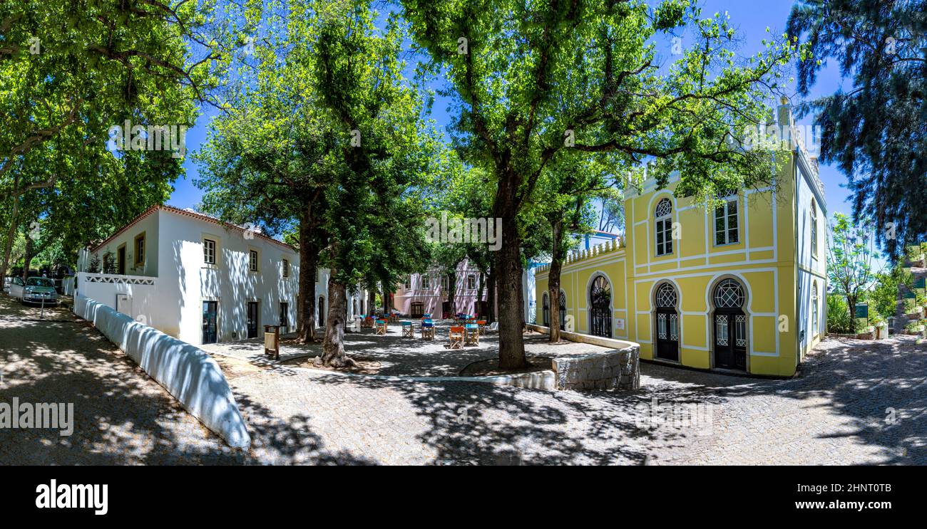 Plaza con árboles en la ciudad balneario de Caldas do Monchique, Algarve, Portugal Foto de stock