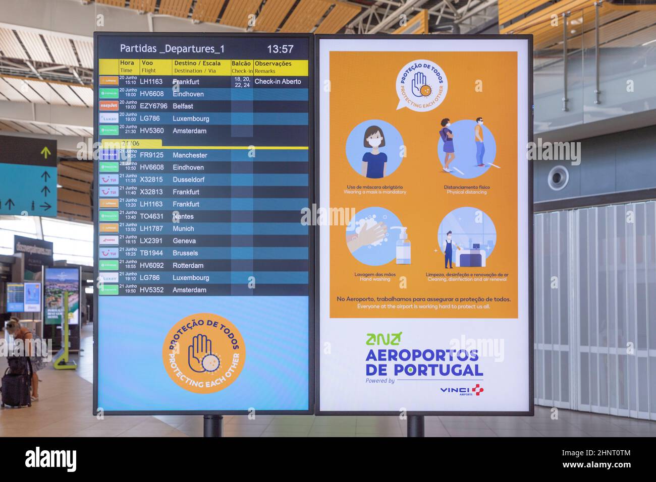 Señalización Mantenga su distancia y horario de salida de aviones en el aeropuerto de Faro en Portugal Foto de stock