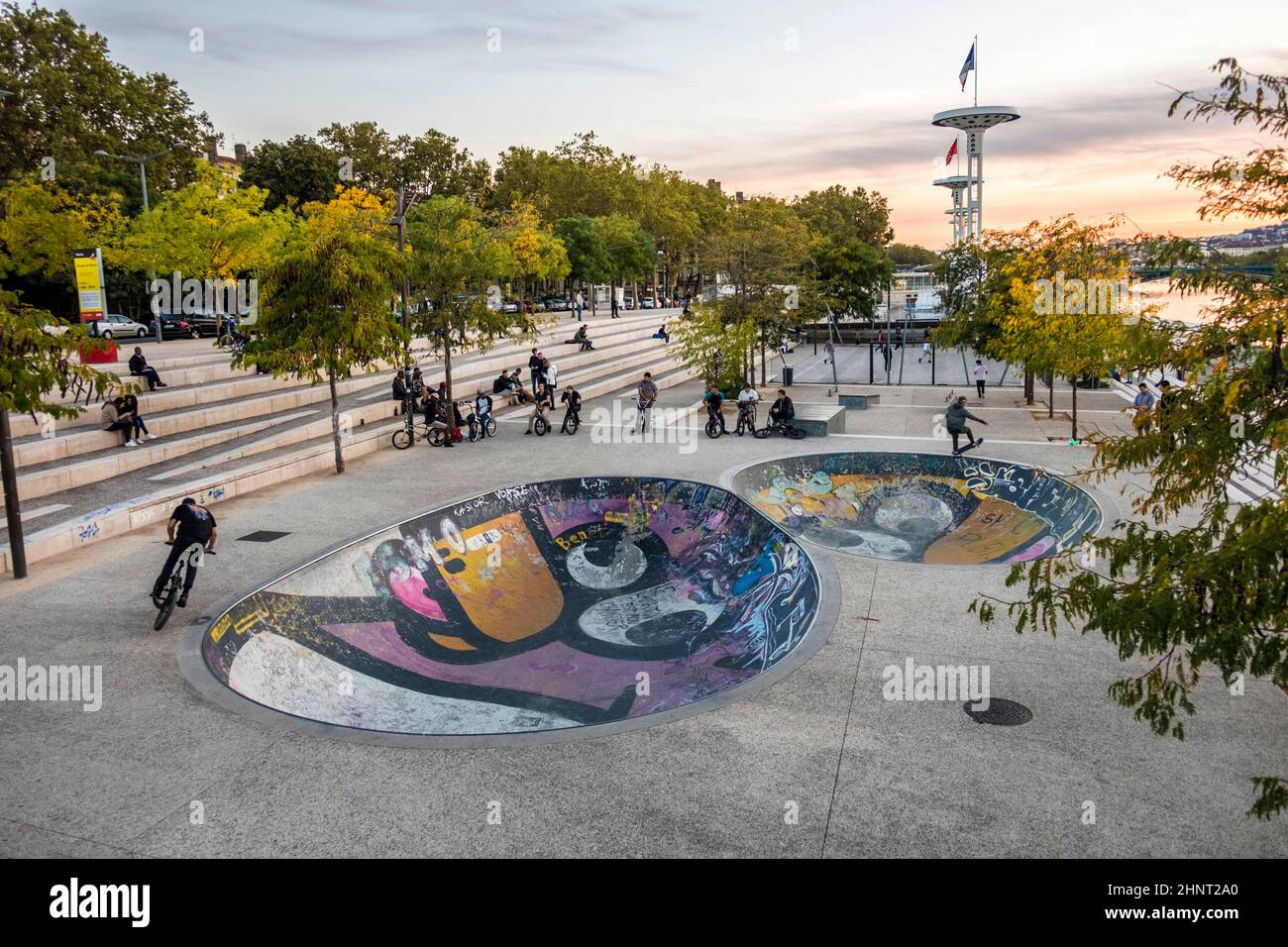 Los jóvenes se divierten en el parque de bicicletas del paseo del río Ródano. Foto de stock