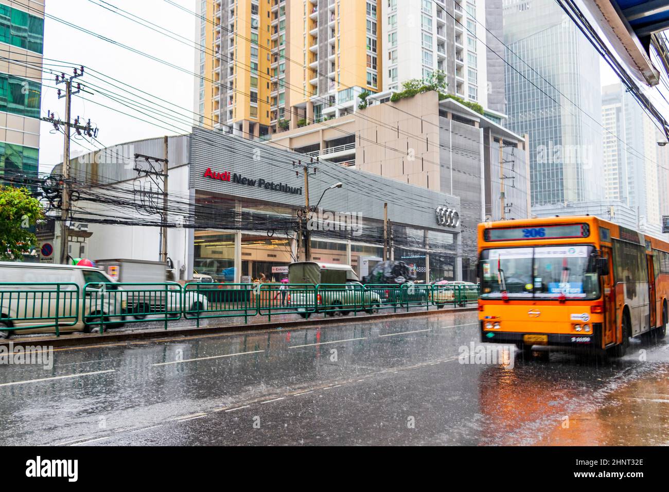 Típico autobús naranja de la ciudad con fuertes lluvias en Bangkok Tailandia. Foto de stock