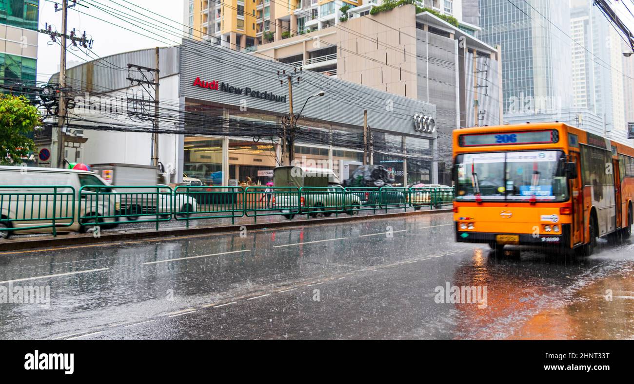 Típico autobús naranja de la ciudad con fuertes lluvias en Bangkok Tailandia. Foto de stock