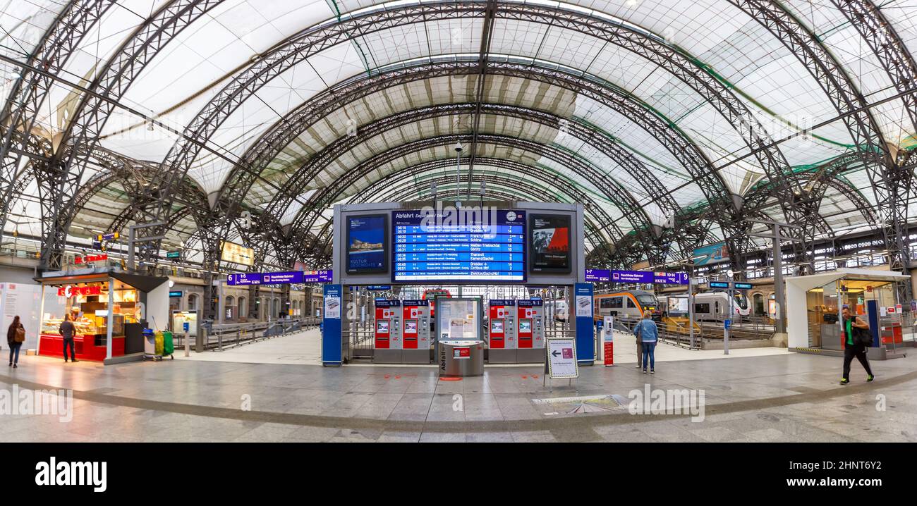 Estación principal de tren de Dresden Hauptbahnhof Hbf en Alemania Deutsche Bahn DB con trenes simétricos panorama Foto de stock