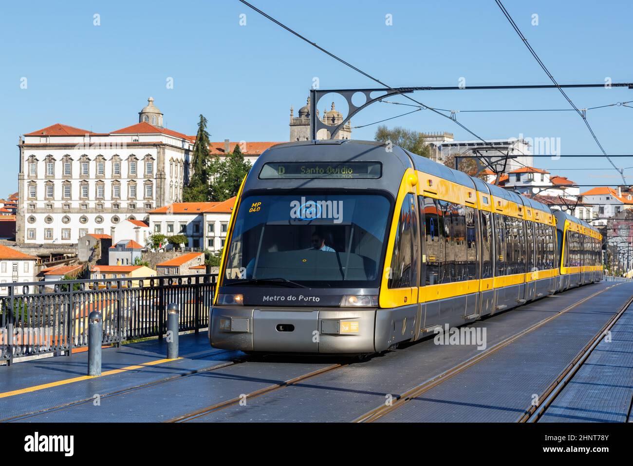 Moderno tren ligero Metro do Porto tranvía transporte público tráfico de transporte en el puente Ponte Dom Luis I en Portugal Foto de stock