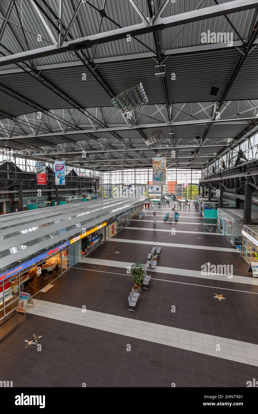 Aeropuerto de Dresden Formato de retrato de la terminal DRS en Alemania Foto de stock