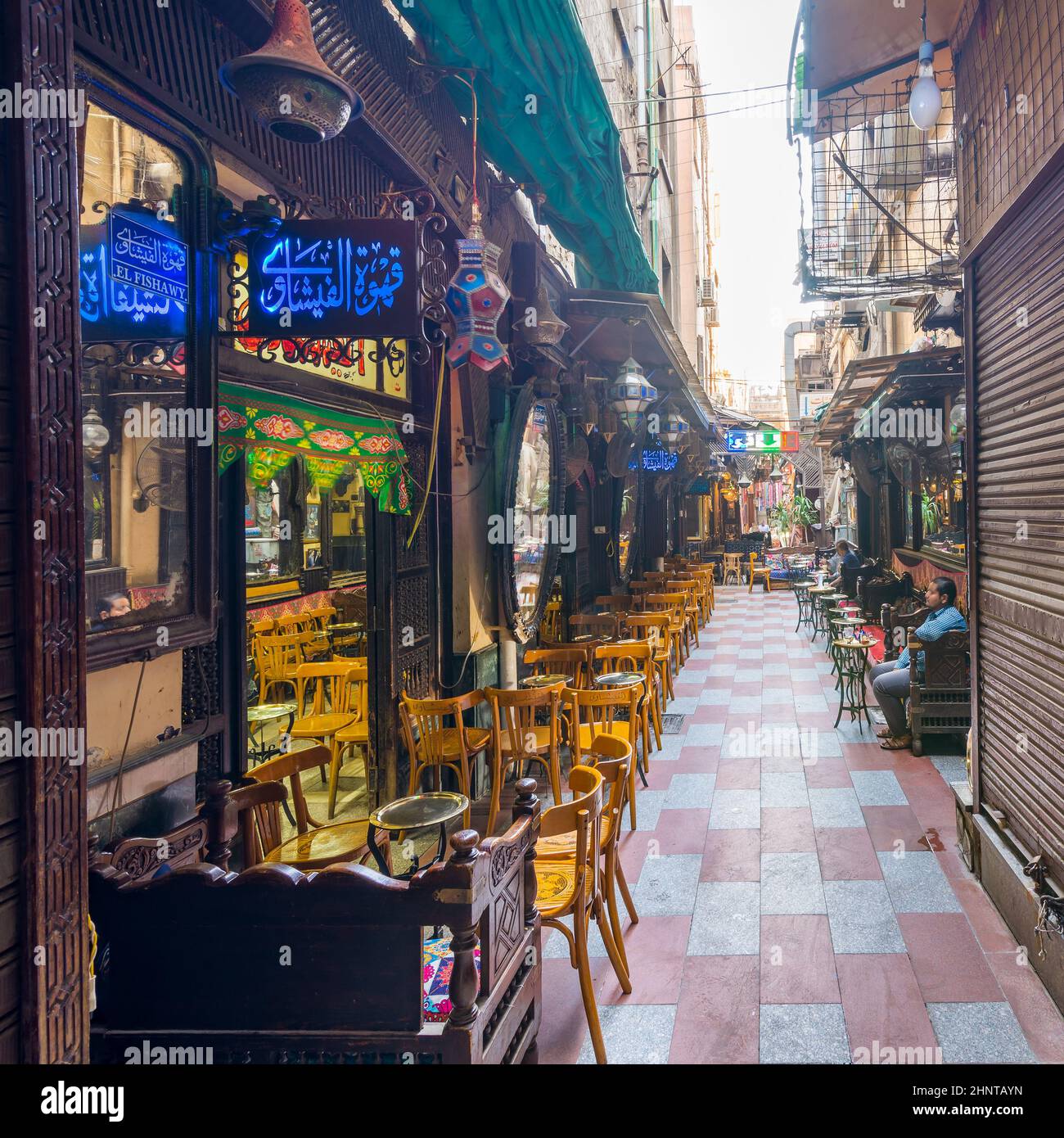 El antiguo café Fishawi, en el bazar Mamluk Khan al-Khalili, cerrado durante el cierre de Covid-19, El Cairo, Egipto Foto de stock