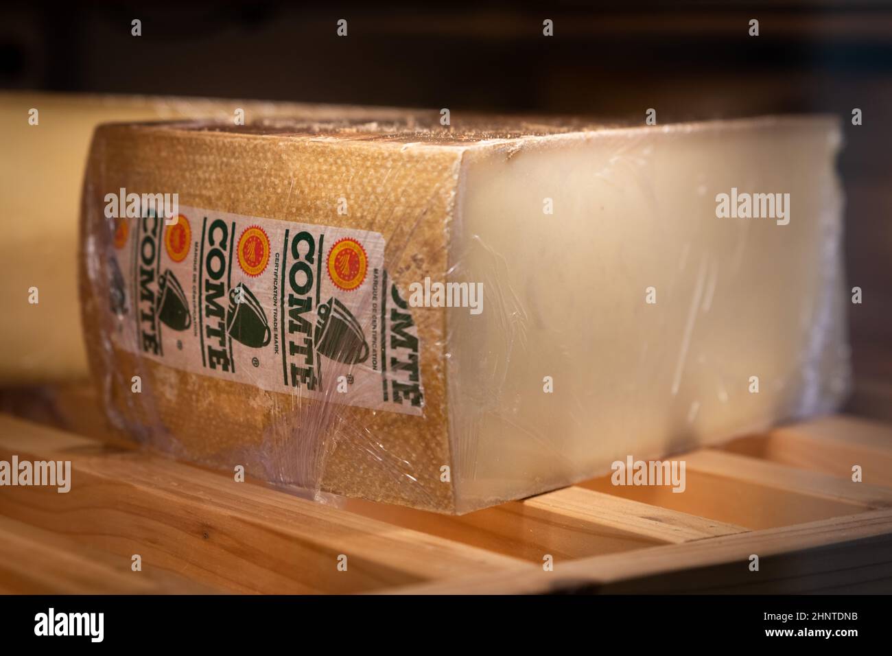 Famoso y probado queso Comte en una bodega Foto de stock