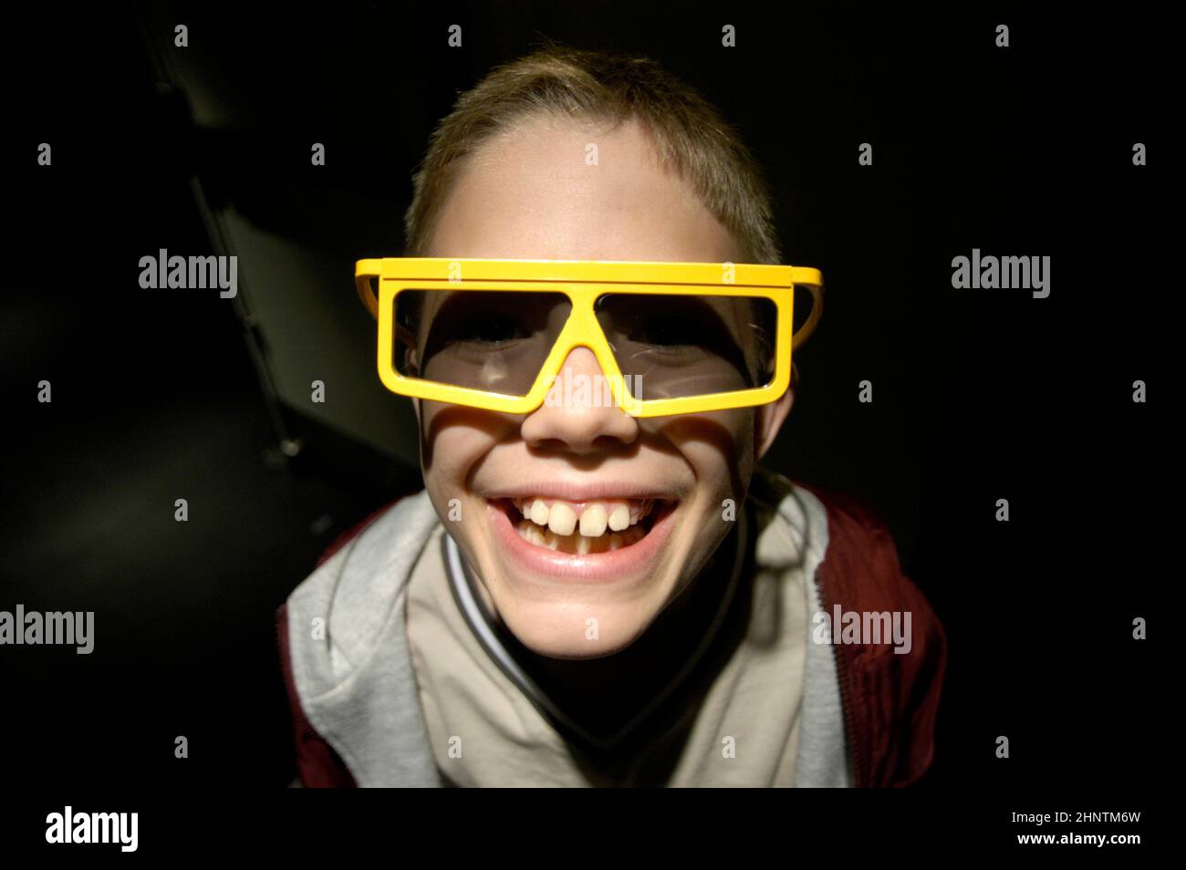 Niño con gafas 3-D de tres dimensiones en el teatro para la presentación de películas (MRed-Sam) Foto de stock