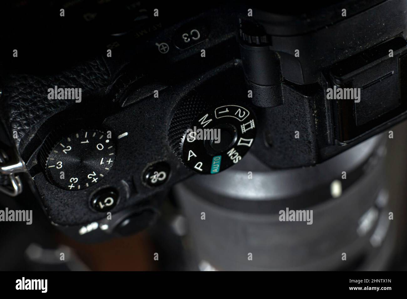 Obturador Marcación rápida de una cámara digital con fondo negro. Foto de stock