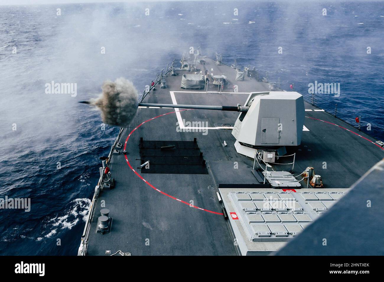 El destructor de misiles guiados USS Momsen (DDG 92) lleva a cabo un ejercicio de armas mientras se está realizando en el Océano Pacífico, el 14 de febrero de 2022. USS Momsen está actualmente desplegado en el área de operaciones de la flota de EE.UU. 3rd. (EE.UU Foto de la Marina por Especialista en Comunicación de Masas 3rd Clase Lily Gebauer) Foto de stock