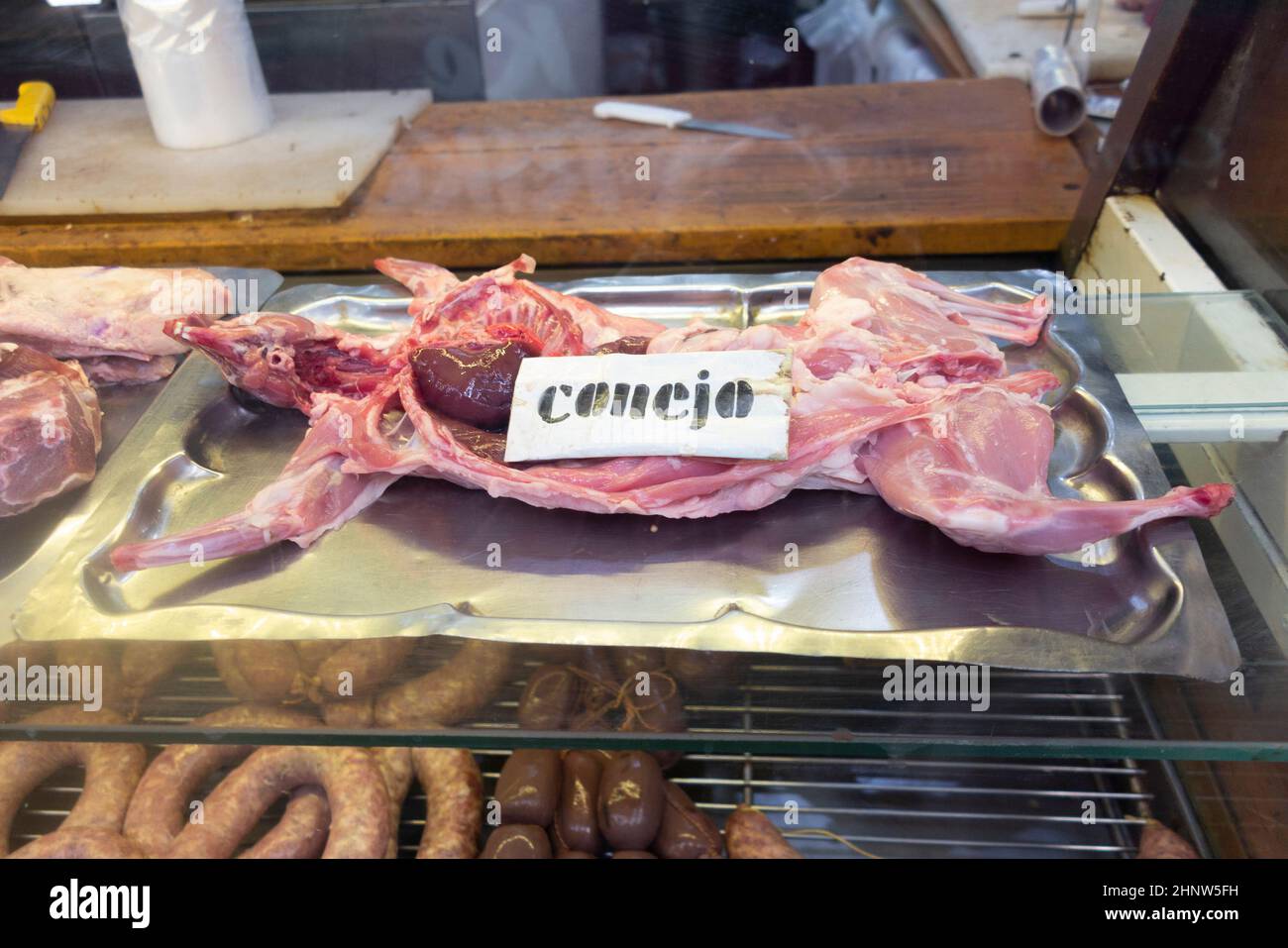 Conejo en un carniceros ahop mith la palabra española para conejo, Conejo, Argentina Foto de stock