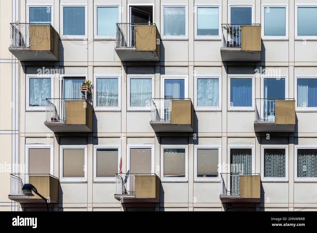 Fachada de la casa en la típica arquitectura de vivienda social en Alemania Foto de stock