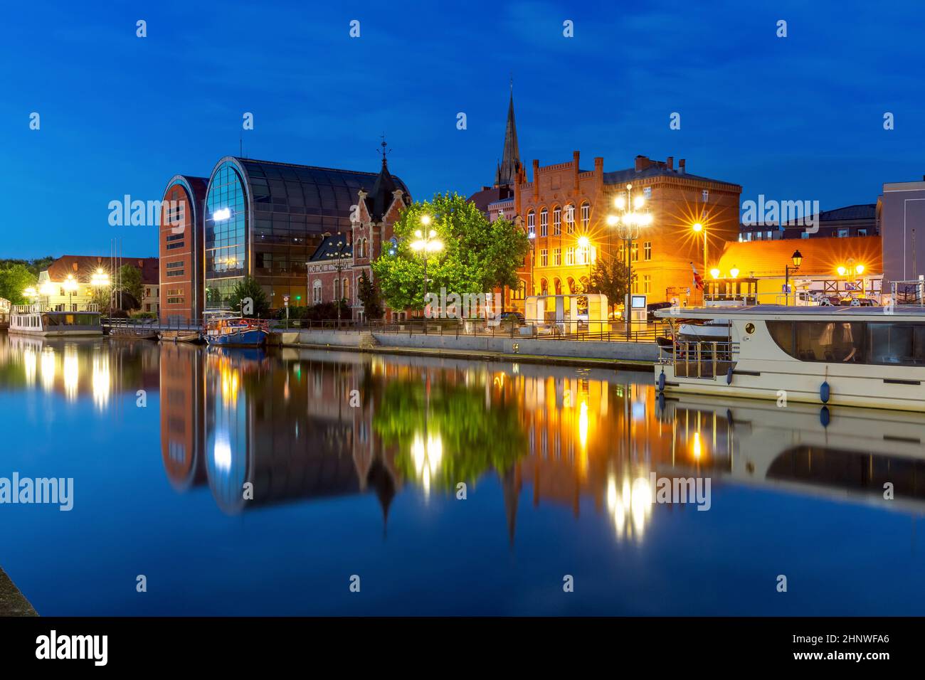 Panorama del casco antiguo con reflexión en el río Brda por la noche, Bydgoszcz, Polonia Foto de stock