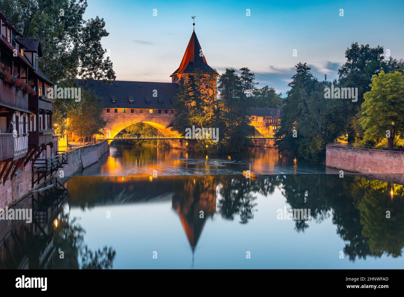Schlayerturm y el puente sobre el río Pegnitz y el casco antiguo de Nuremberg, Baviera oriental, Alemania Foto de stock