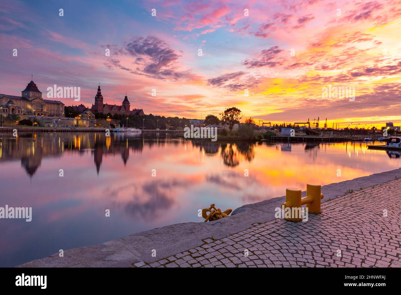 Panorama del casco antiguo con reflexión en el río Oder al atardecer, Szczecin, Polonia Foto de stock