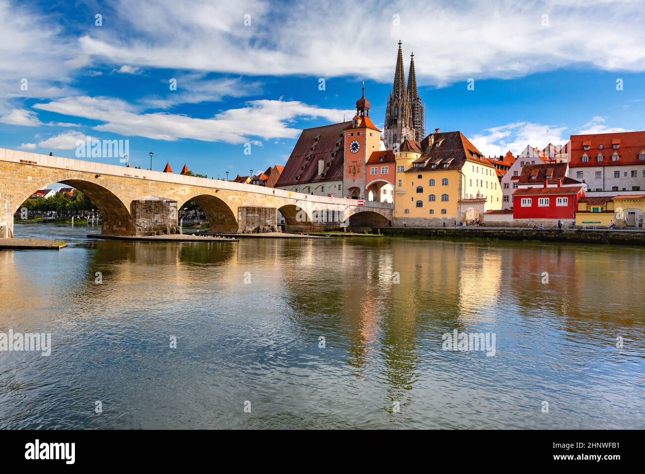 Sunny Stone Bridge, la Catedral y el casco antiguo de Ratisbona, en el este de Baviera, Alemania Foto de stock