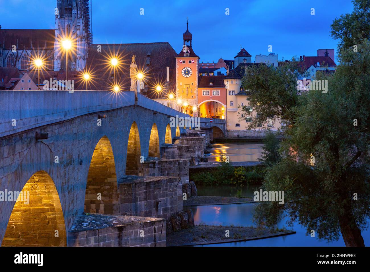 Puente nocturno de piedra y el casco antiguo de Ratisbona, Baviera oriental, Alemania Foto de stock