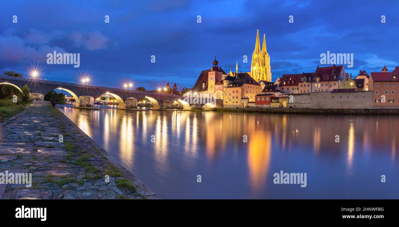 Vista nocturna del Puente de Piedra, la Catedral y el casco antiguo de Regensburg, Baviera oriental, Alemania Foto de stock