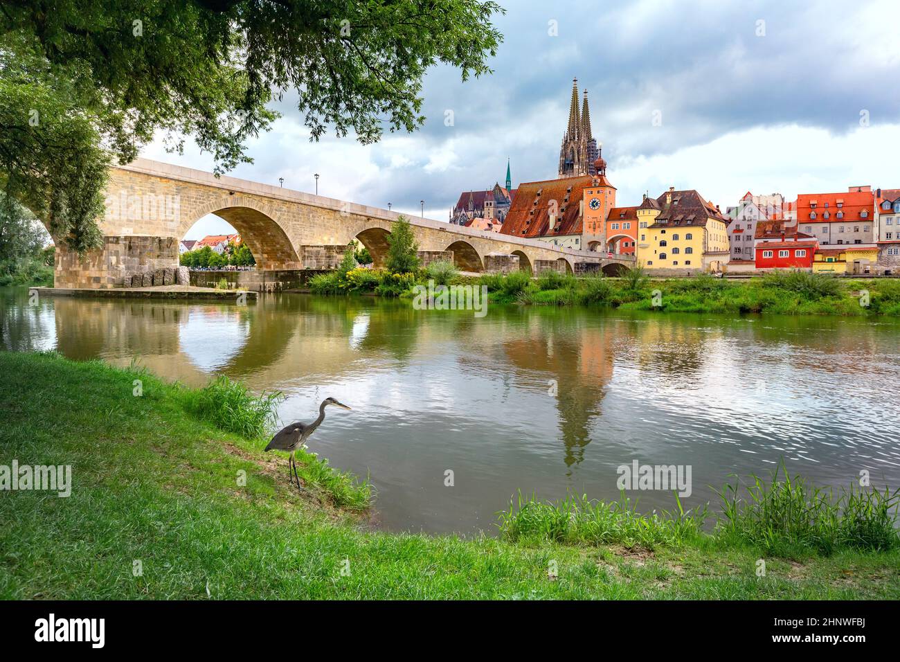 Panorama del puente de piedra, la catedral y el casco antiguo de Regensburg, Baviera oriental, Alemania Foto de stock