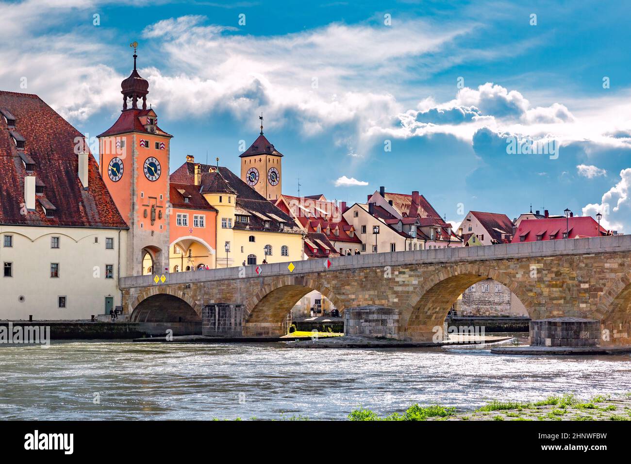 Puente de piedra y la torre del puente de Regensburg, Regensburg, Baviera oriental, Alemania Foto de stock