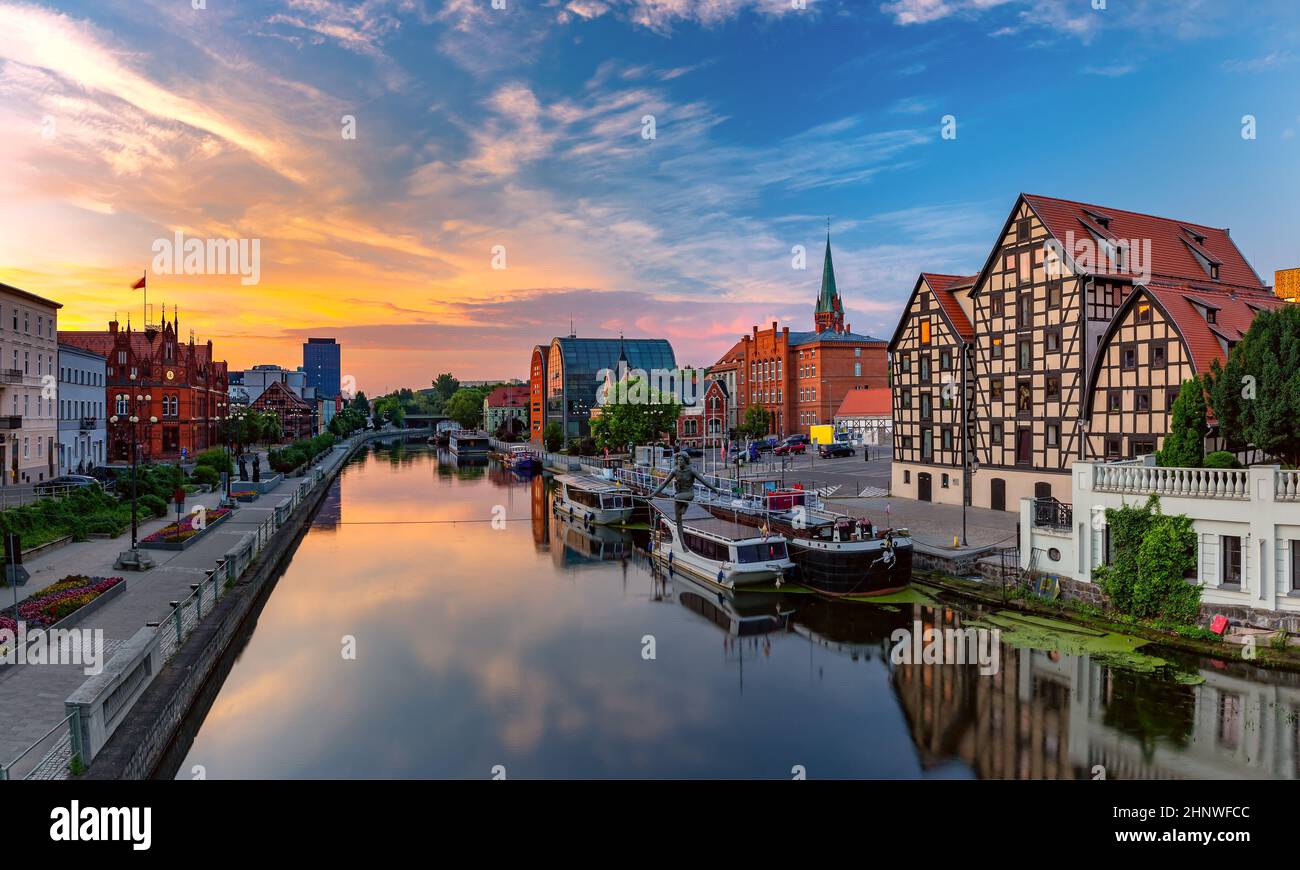 Panorama del casco antiguo con reflexión sobre el río Brda al amanecer, Bydgoszcz, Polonia Foto de stock