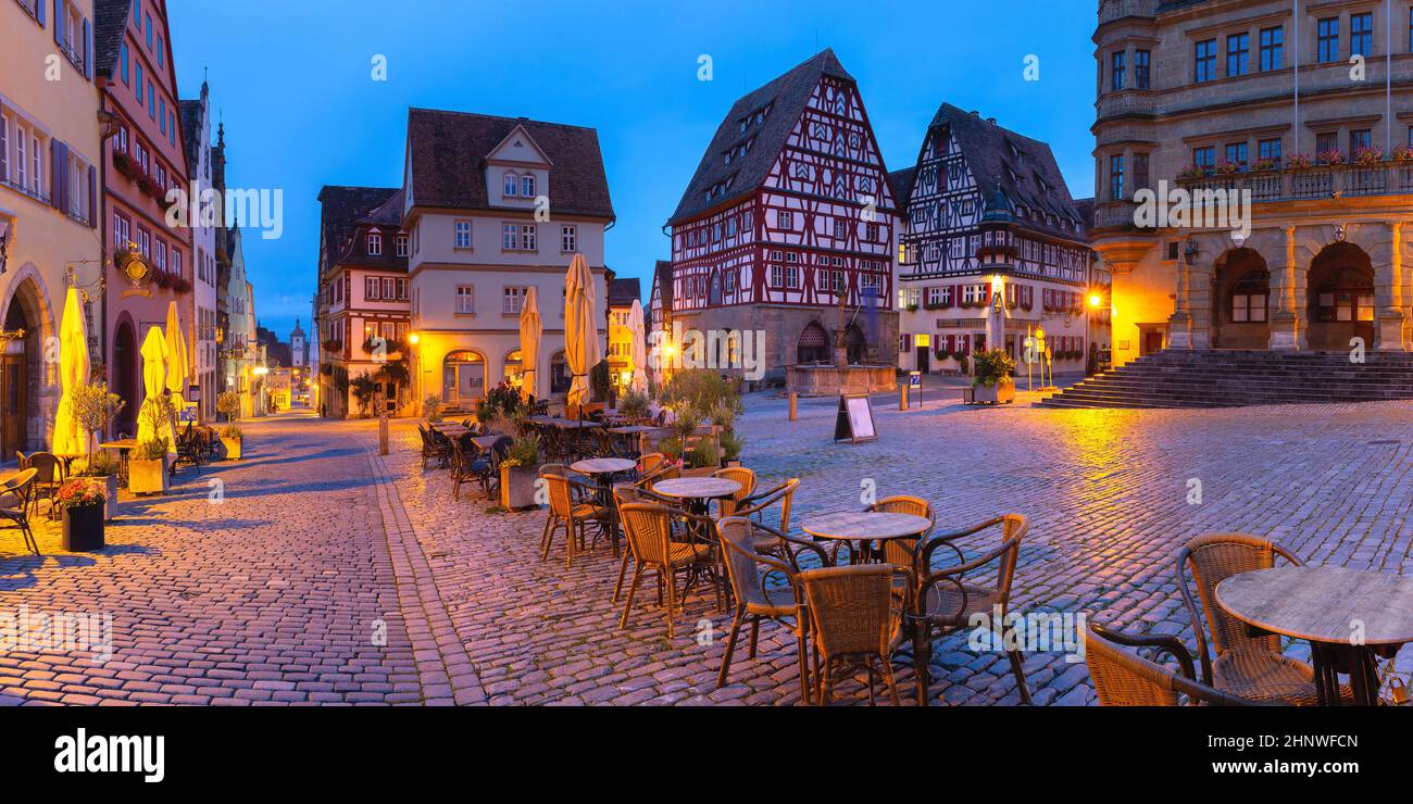 Panorama nocturno de la plaza del mercado en el casco antiguo medieval de Rothenburg ob der Tauber, Baviera, al sur de Alemania Foto de stock