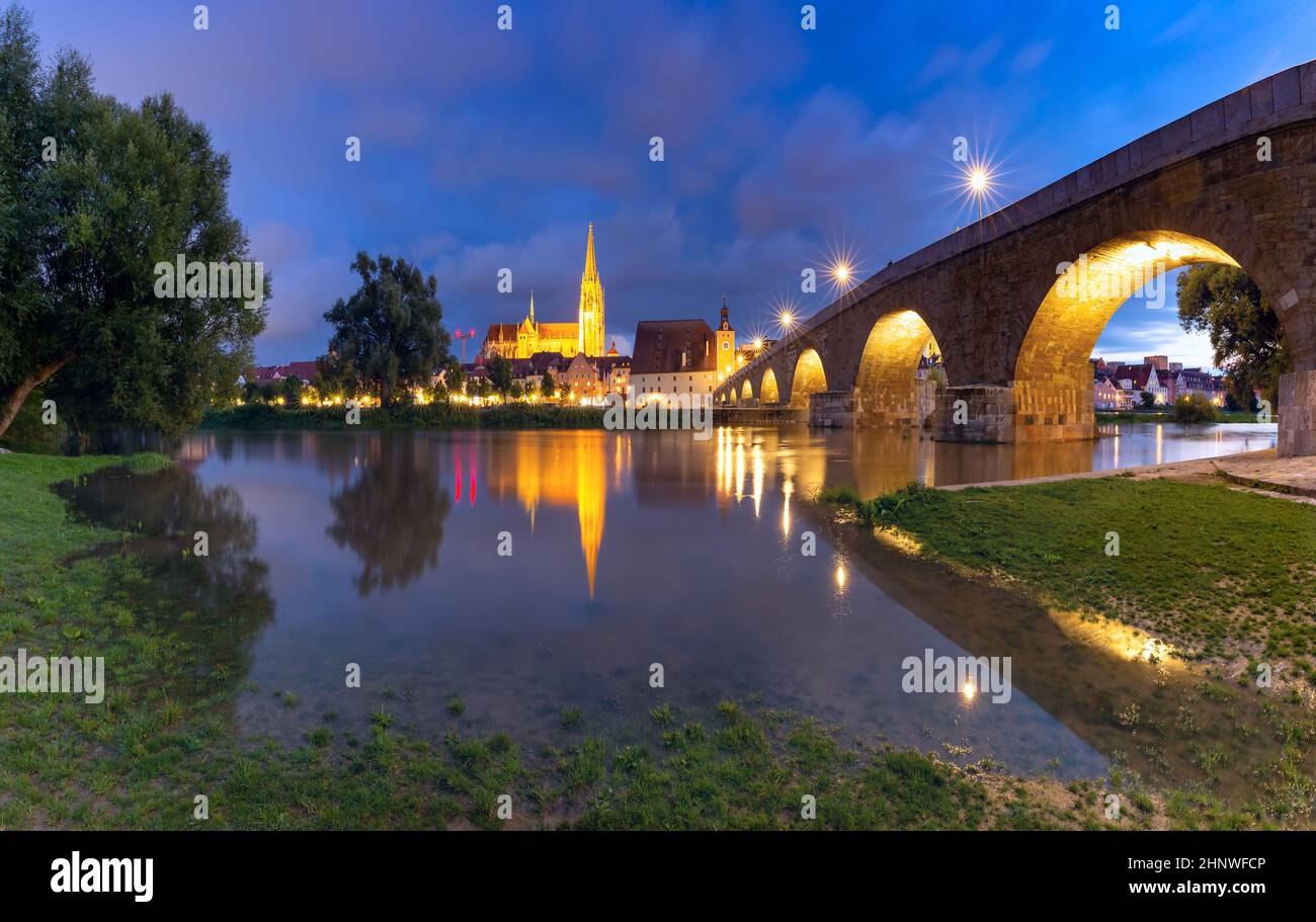 Puente de Piedra Nocturno, Catedral y Casco Antiguo de Regensburg, Baviera Oriental, Alemania Foto de stock