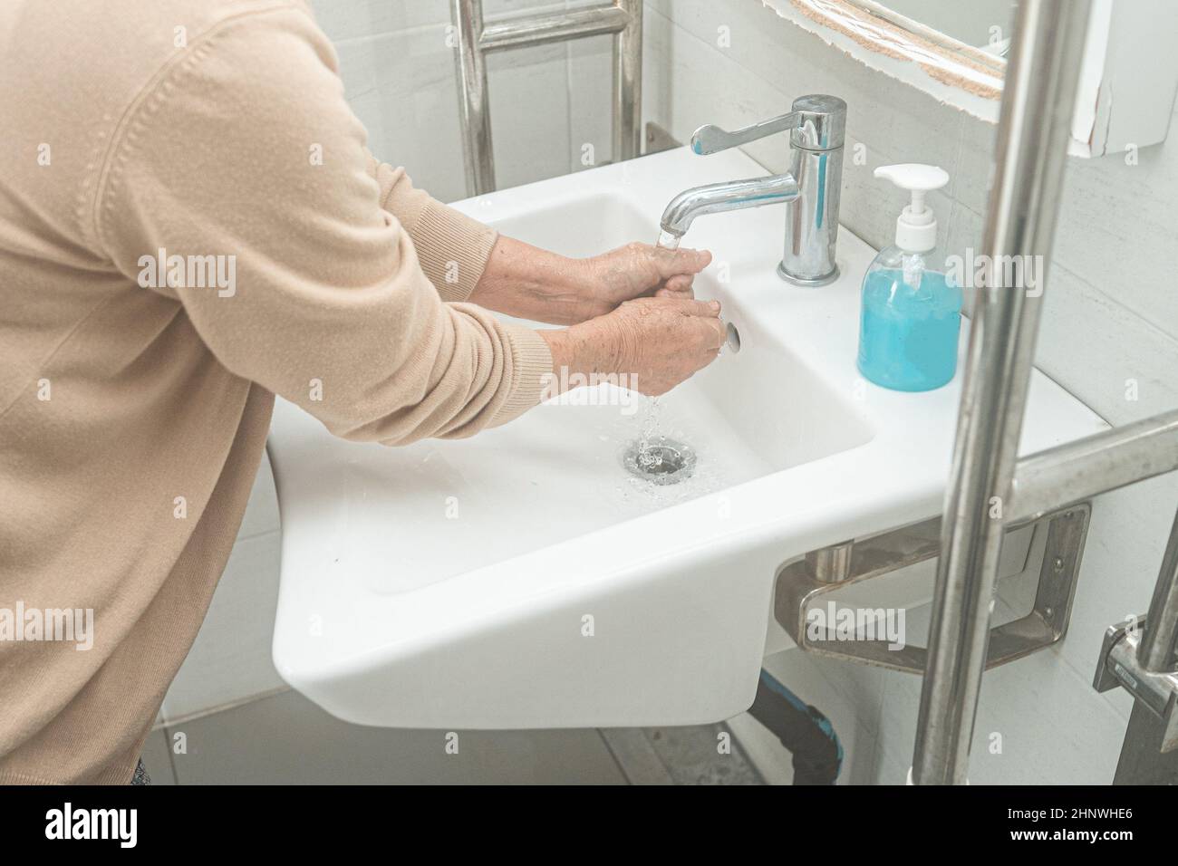 Asia lavarse las manos con jabón líquido y agua limpia para proteger la seguridad de la infección y matar el virus Novel Coronavirus Covid-19, bacterias y gérmenes. Foto de stock