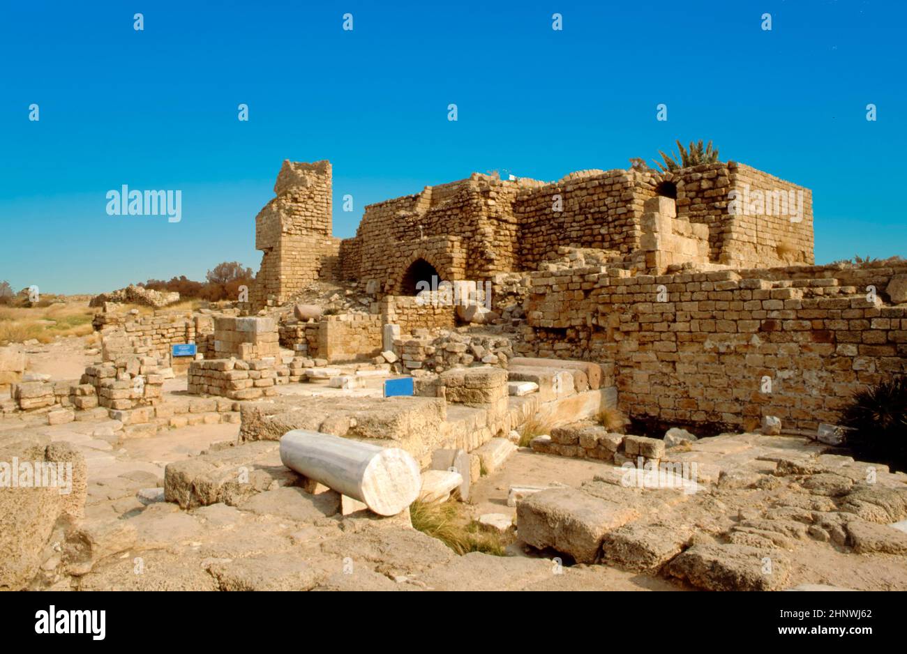 Ruinas de una fortaleza, sitio histórico de Israel en el desierto de Judea. Foto de stock