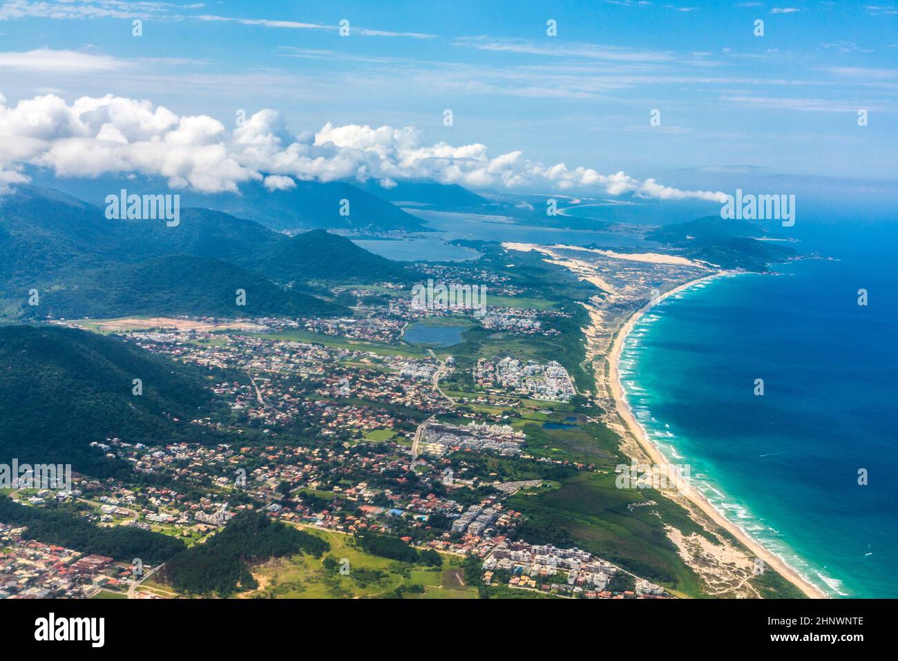 Vista aérea de la ciudad de Florianápolis con playa y montañas Foto de stock