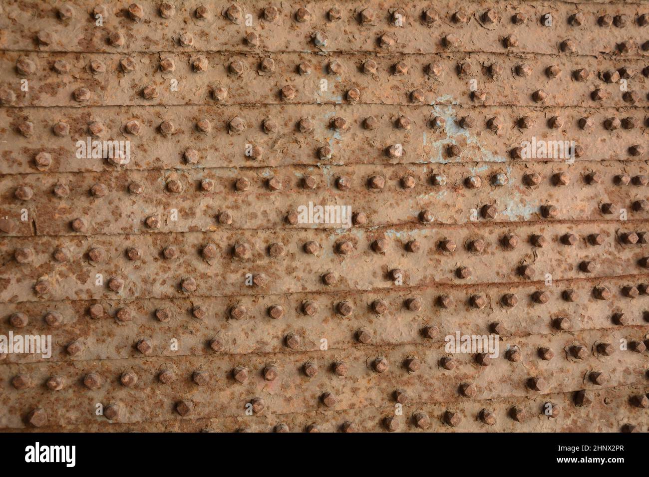 Parte de puertas de metal antiguas con detalles de patrones fundidos. Textura de la puerta antigua con remaches metálicos. Akko (Acre) Israel Foto de stock