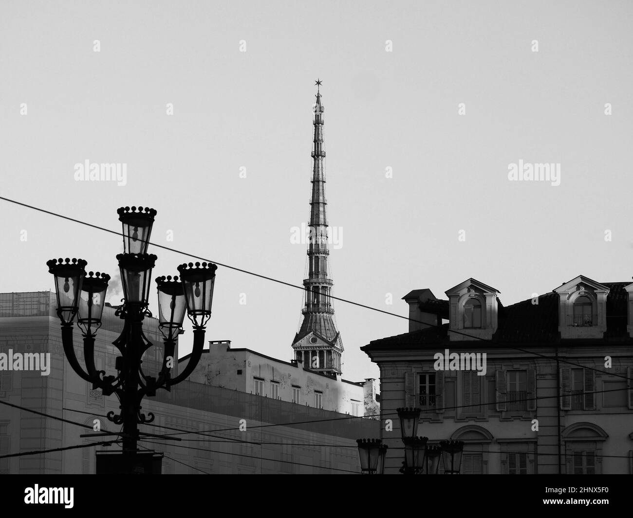 El campanario Mole Antonelliana en Turín, Italia en blanco y negro Foto de stock