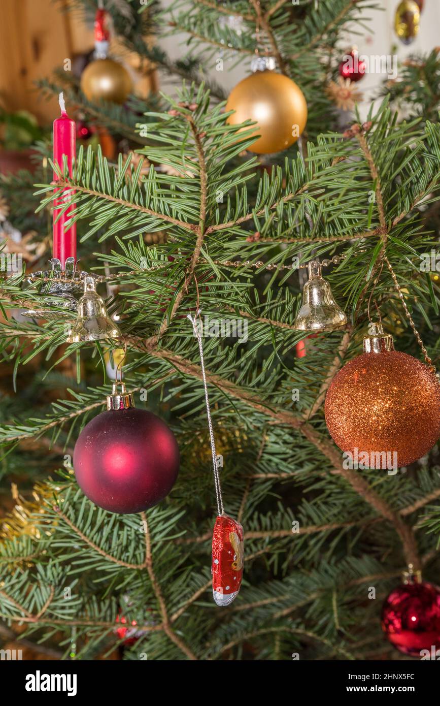 Bolas de árbol de Navidad en el árbol de Navidad - árbol de Navidad y regalos, primer plano Foto de stock
