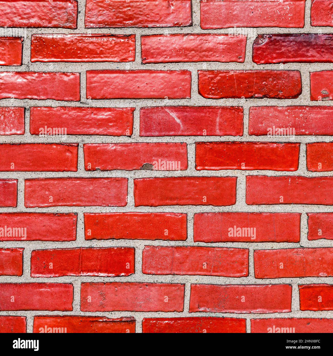 antigua pared de ladrillo rojo grunge en un patrón armónico Foto de stock